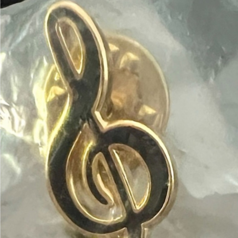 VINTAGE Music Pin Treble Clef in Gold & Black - Picture 3 of 4